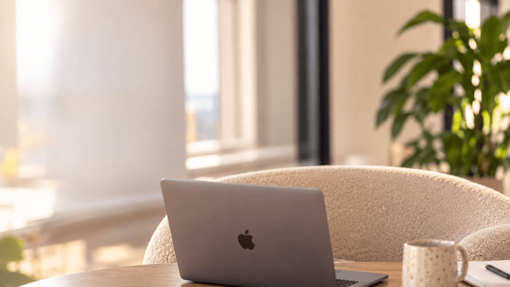 Arbeitsplatz mit Laptop und Tasse